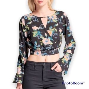 🖤✨Xhilaration: black crop top w bell sleev…